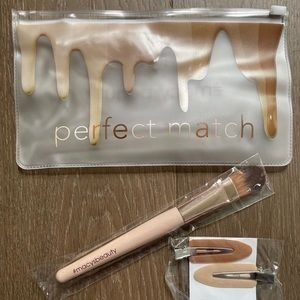 NWT Macy’s Beauty Perfect Match 3pc Set with Brush, Hair Clips (2) & Bag